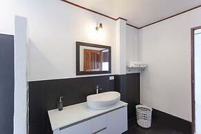 The Reef Hotel & Studios