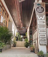 The Reef Hotel & Studios