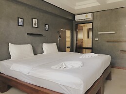 The Reef Hotel & Studios