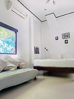 The Reef Hotel & Studios