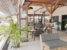 The Reef Hotel & Studios