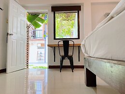 The Reef Hotel & Studios