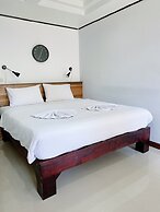 The Reef Hotel & Studios