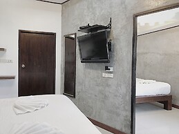 The Reef Hotel & Studios