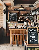 The Reef Hotel & Studios