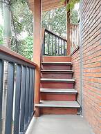 The Reef Hotel & Studios