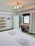 The Reef Hotel & Studios