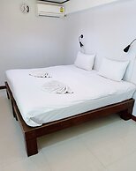 The Reef Hotel & Studios