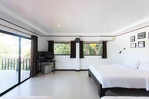 The Reef Hotel & Studios