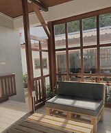 The Reef Hotel & Studios