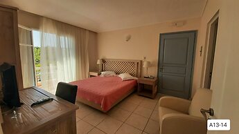 Alonissos Beach Bungalows & Suites Hotel