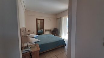 Alonissos Beach Bungalows & Suites Hotel