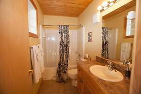 Creekview Court by Apex Accommodations