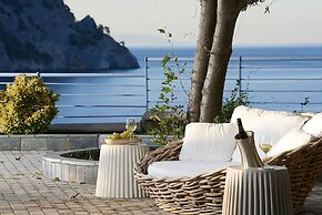Xenia Residence & Suites