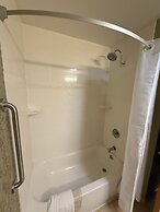 Plymouth Bay Inn and Suites