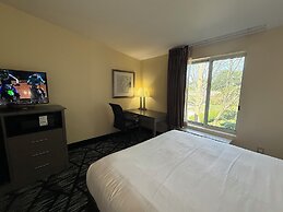 Plymouth Bay Inn and Suites