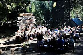 Shaver Lake Village Hotel