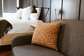 The Flying Steamshovel Inn