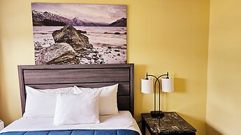 The Port-O-Call Inn & Suites