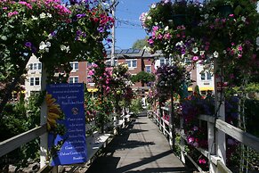 Camden Riverhouse Hotel