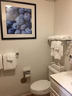 Camden Riverhouse Hotel