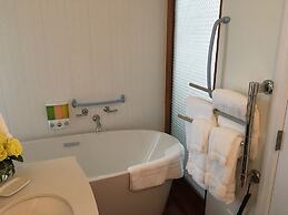 Camden Riverhouse Hotel