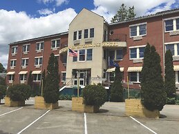 Camden Riverhouse Hotel