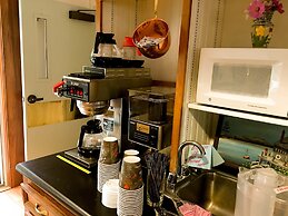 Camden Riverhouse Hotel