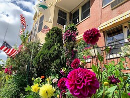 Camden Riverhouse Hotel