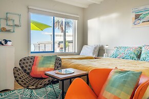 Cable Bay Stays – Golden Sand and Driftwood Beachfront Accommodation