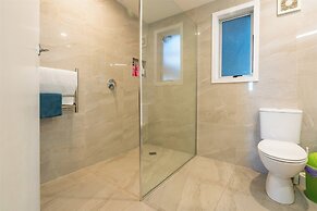 Cable Bay Stays – Golden Sand and Driftwood Beachfront Accommodation