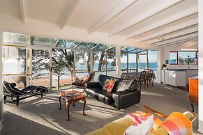 Cable Bay Stays – Golden Sand and Driftwood Beachfront Accommodation