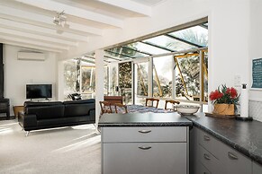 Cable Bay Stays – Golden Sand and Driftwood Beachfront Accommodation