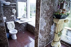 Ming-Jun Holiday Inn