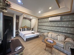 Ming-Jun Holiday Inn