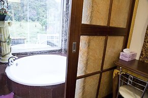 Ming-Jun Holiday Inn