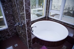 Ming-Jun Holiday Inn