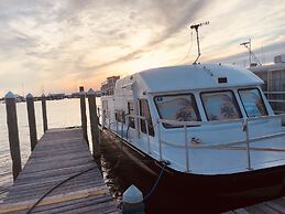Harbor Houseboat