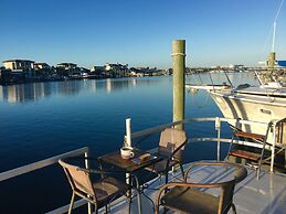 Harbor Houseboat