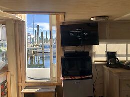 Harbor Houseboat