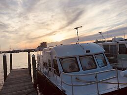 Harbor Houseboat