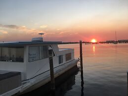 Harbor Houseboat