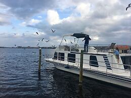 Harbor Houseboat