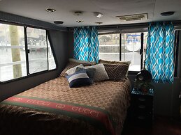 Harbor Houseboat