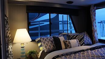 Harbor Houseboat