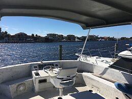 Harbor Houseboat