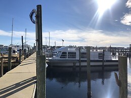 Harbor Houseboat