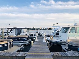 Harbor Houseboat