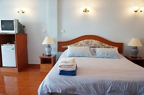 Dee-Lek Guesthouse and Restaurant