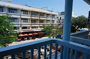 Dee-Lek Guesthouse and Restaurant